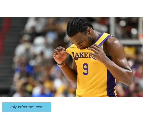 詹姆斯假传迷惑对手 布朗尼助攻艾顿完成震撼双手扣篮