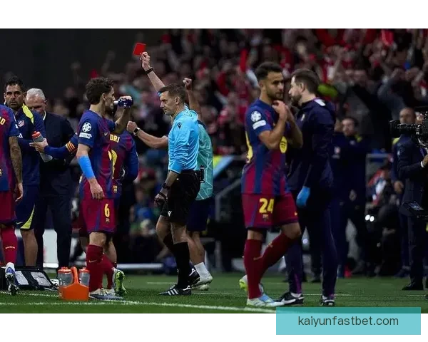 巴萨中卫蹬踏染红后获改判 西蒙尼愤怒挥手 马竞官方质疑判罚